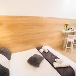 Apartman Mini Economy Apartments- Filatova 10 *